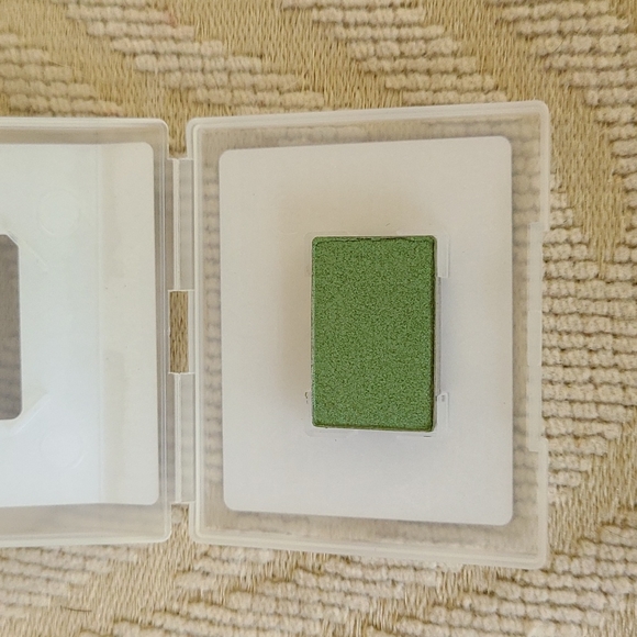 Mary Kay Emerald Mineral Eyeshadow - Picture 1 of 3